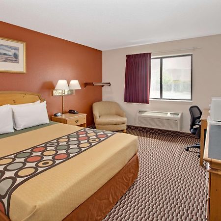 Super 8 By Wyndham Crystal Lake Εξωτερικό φωτογραφία