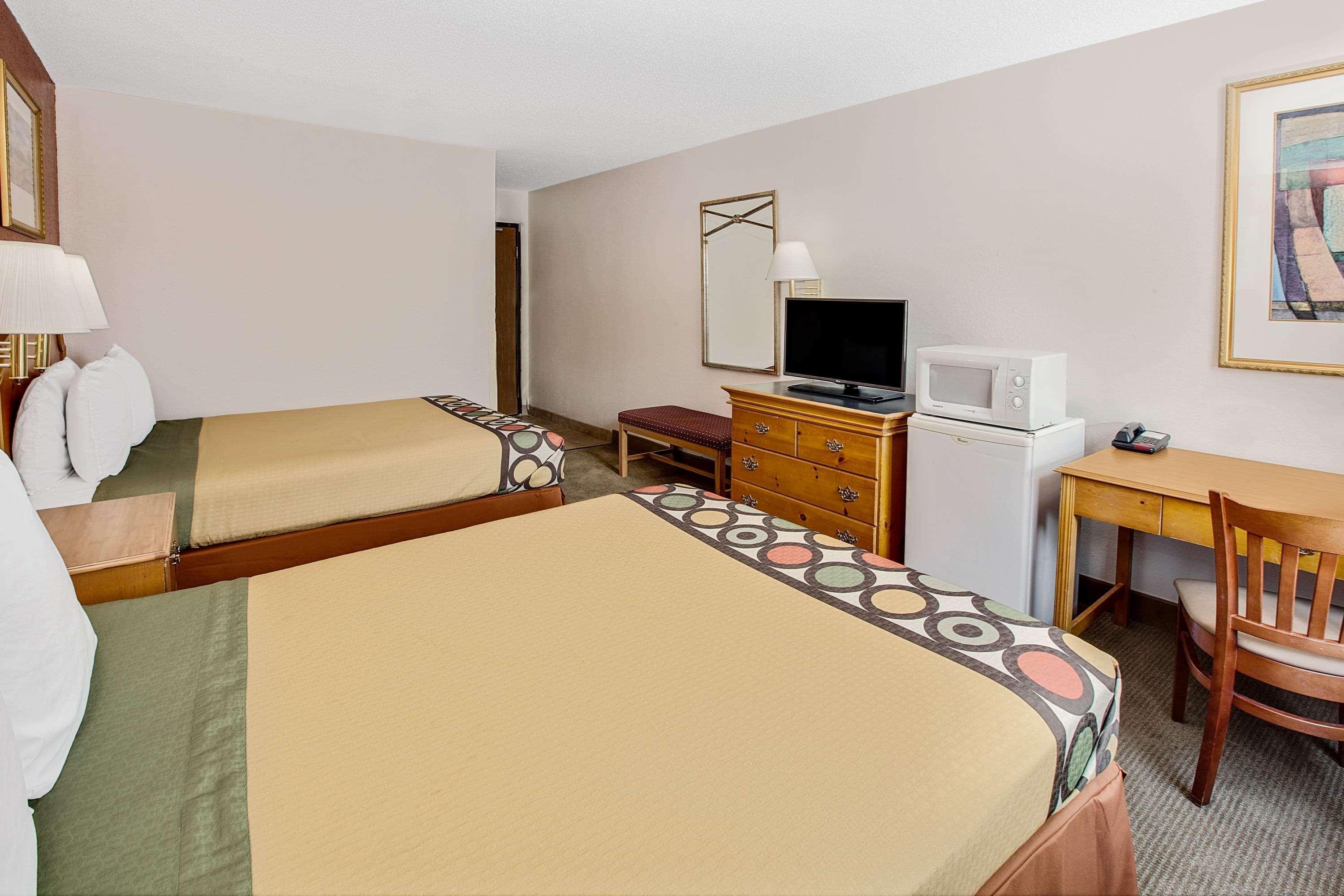 Super 8 By Wyndham Crystal Lake Εξωτερικό φωτογραφία