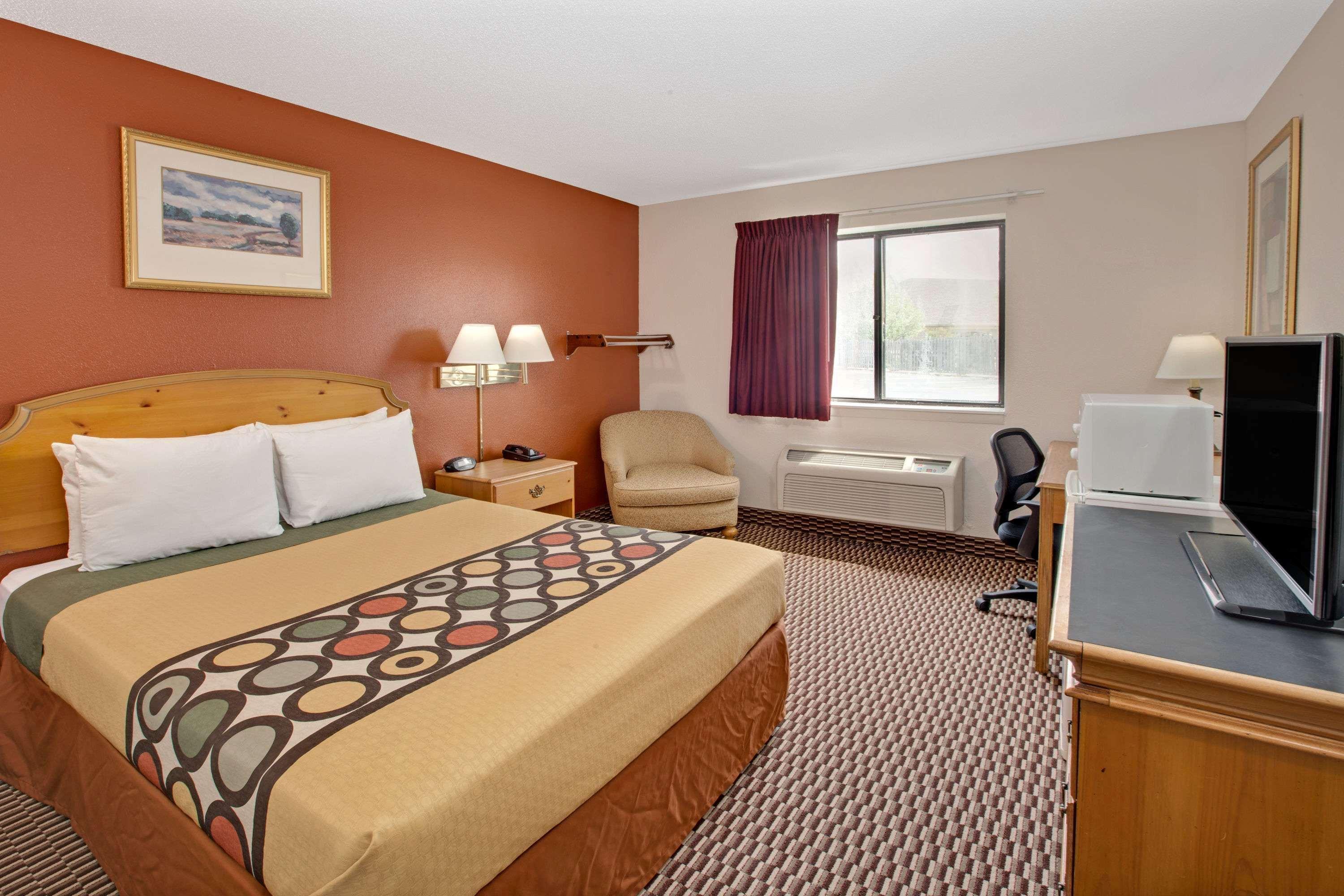Super 8 By Wyndham Crystal Lake Εξωτερικό φωτογραφία