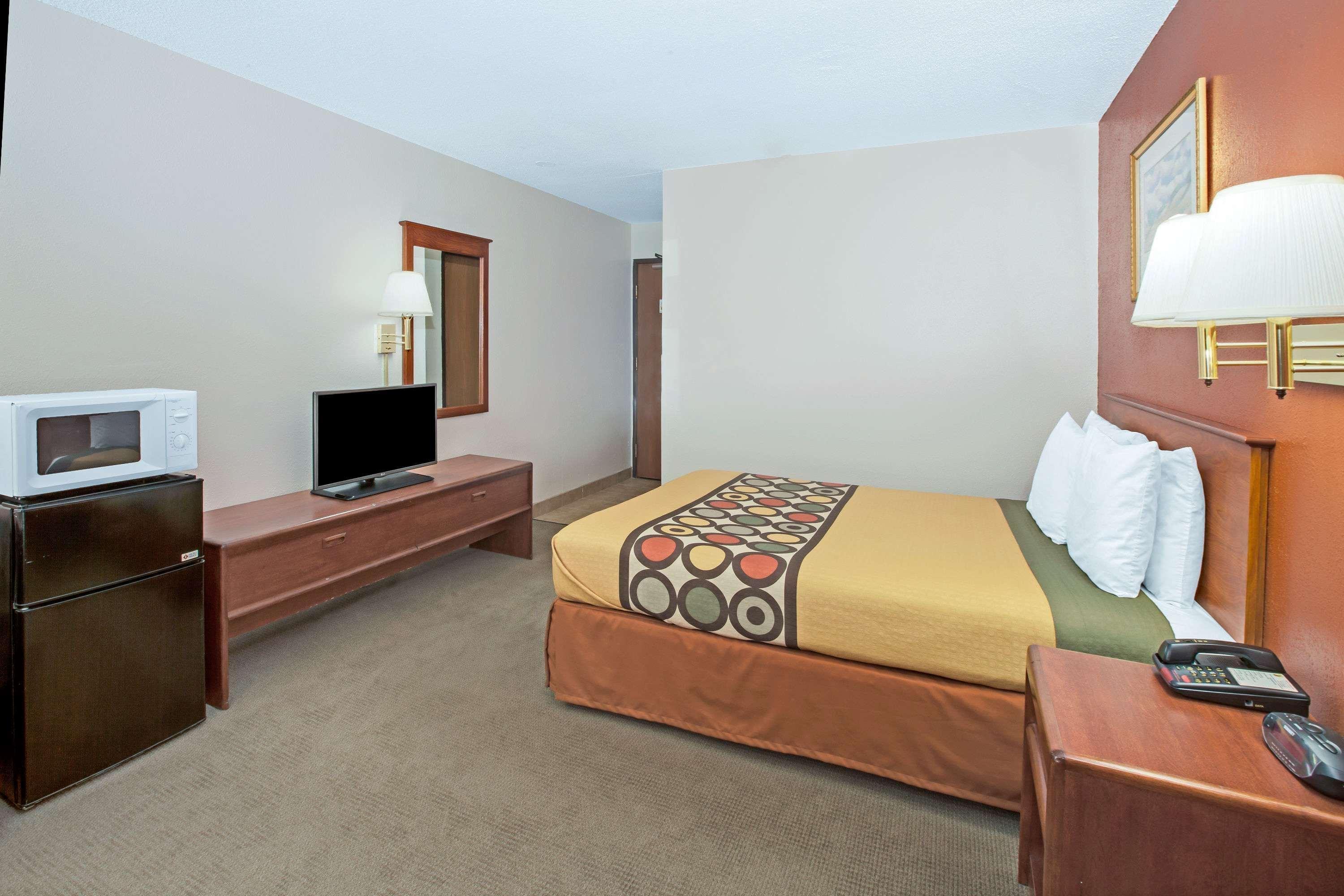 Super 8 By Wyndham Crystal Lake Εξωτερικό φωτογραφία