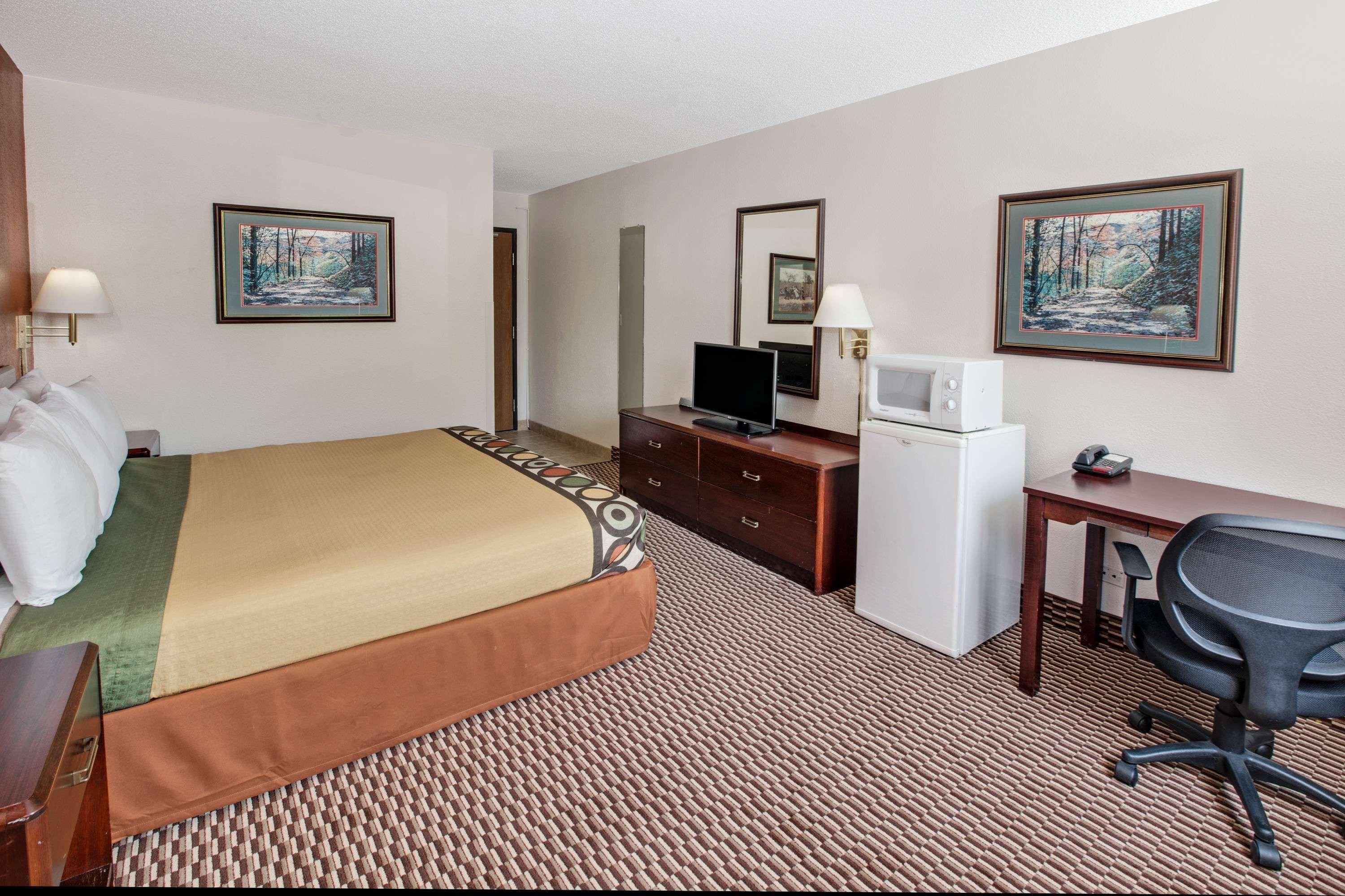 Super 8 By Wyndham Crystal Lake Εξωτερικό φωτογραφία